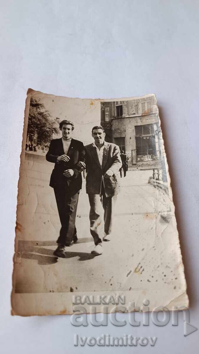 Снимка София Две млади мъже на разходка Снимка София Две млади мъже на разходка