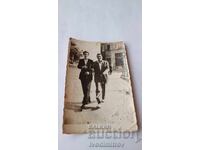 Снимка София Две млади мъже на разходка