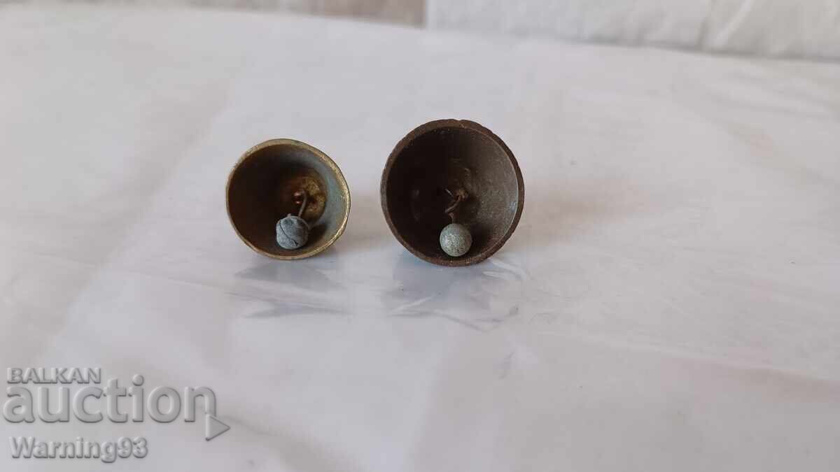 Două clopote vechi de alamă din epoca socialistă cu preț € 5.00 | 9.78 BGN