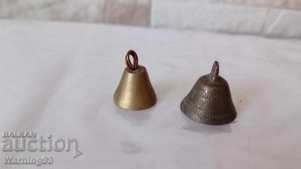Livrarea Două clopote vechi de alamă din epoca socialistă