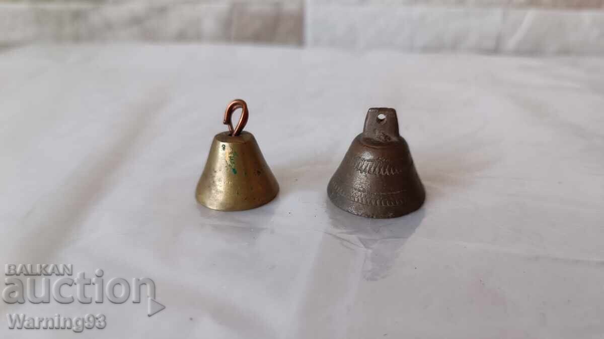 Două clopote vechi de alamă din epoca socialistă