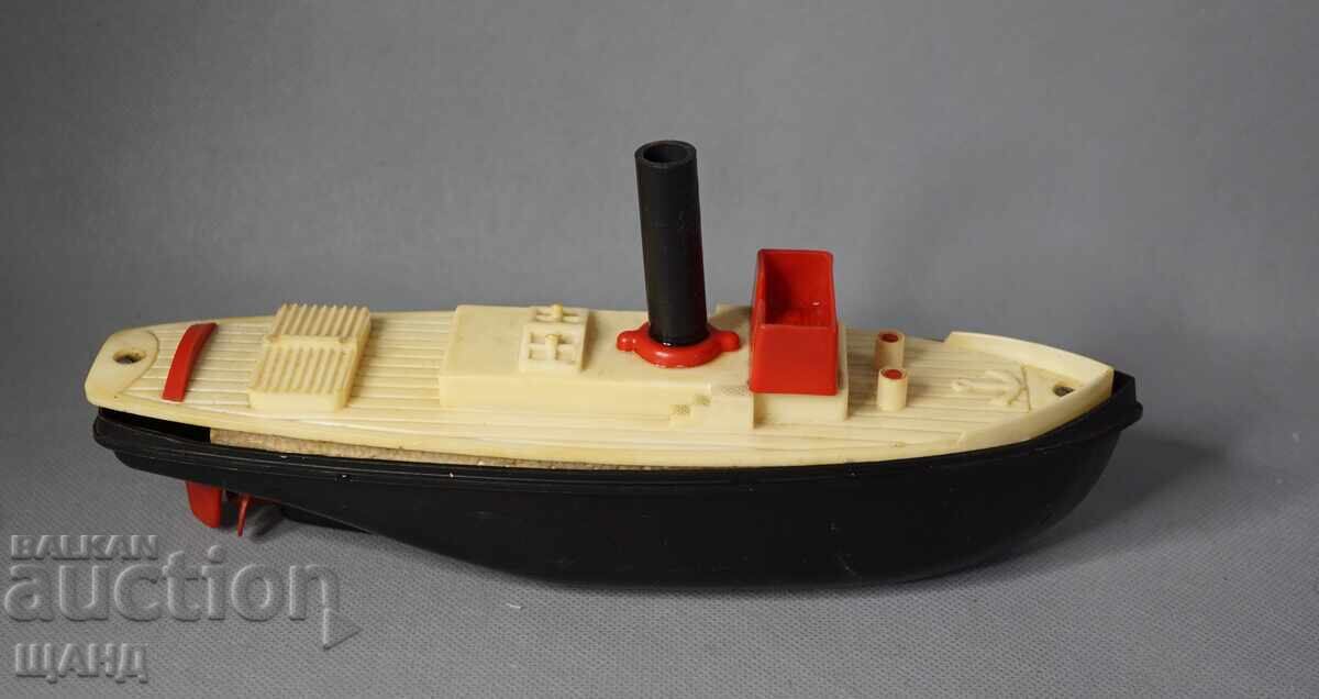 Vechiă jucărie mecanică din plastic germană model navă cu preț € 20.35 | 39.80 BGN