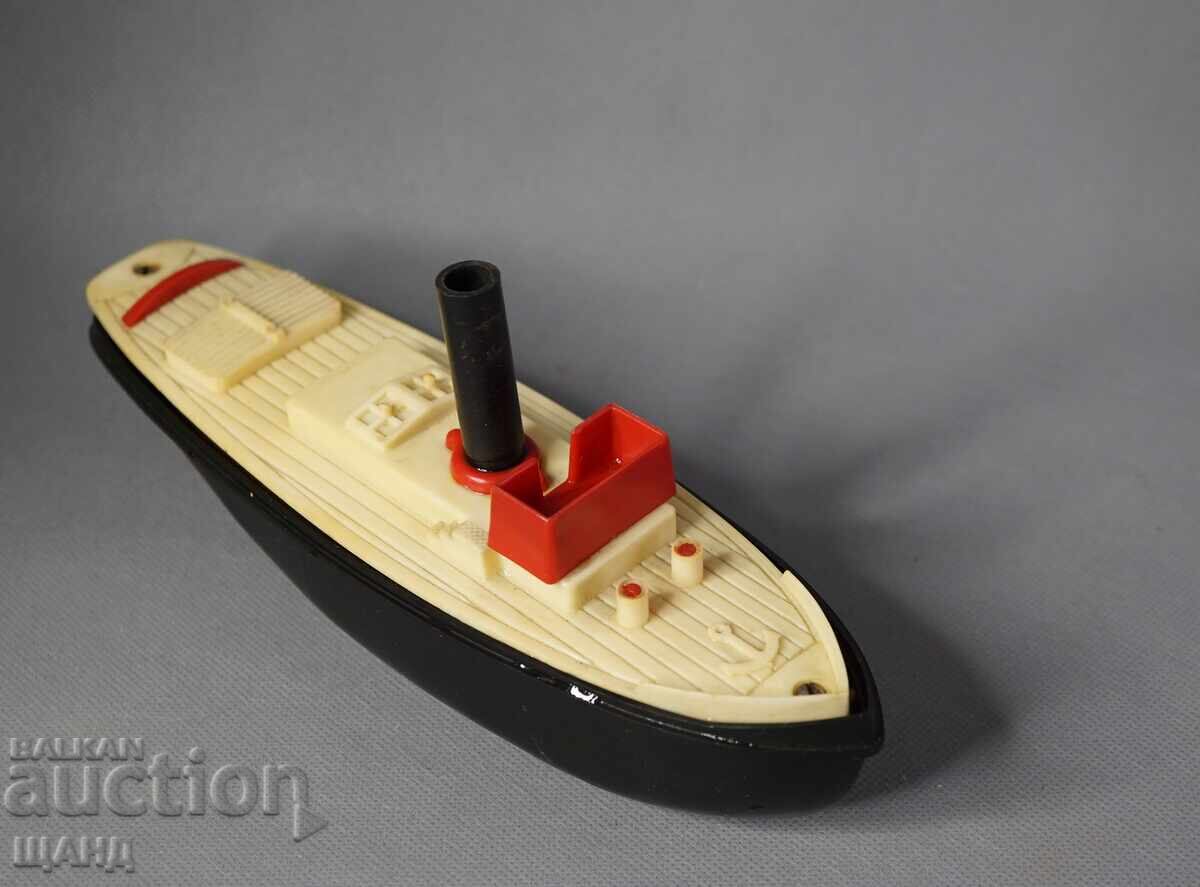 Licitație Vechiă jucărie mecanică din plastic germană model navă