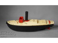 Vechiă jucărie mecanică din plastic germană model navă