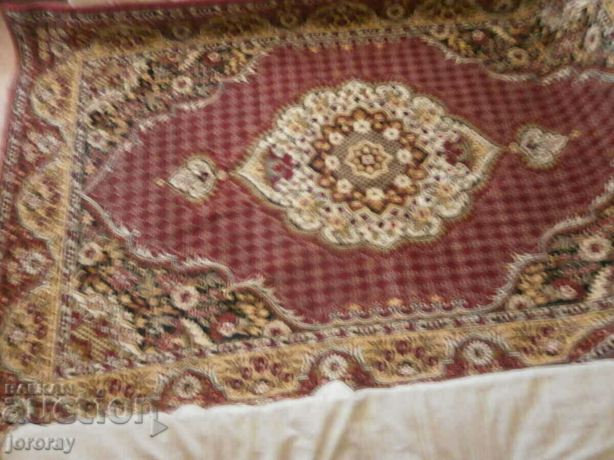 Frumos covor de lână Frumos covor de lână