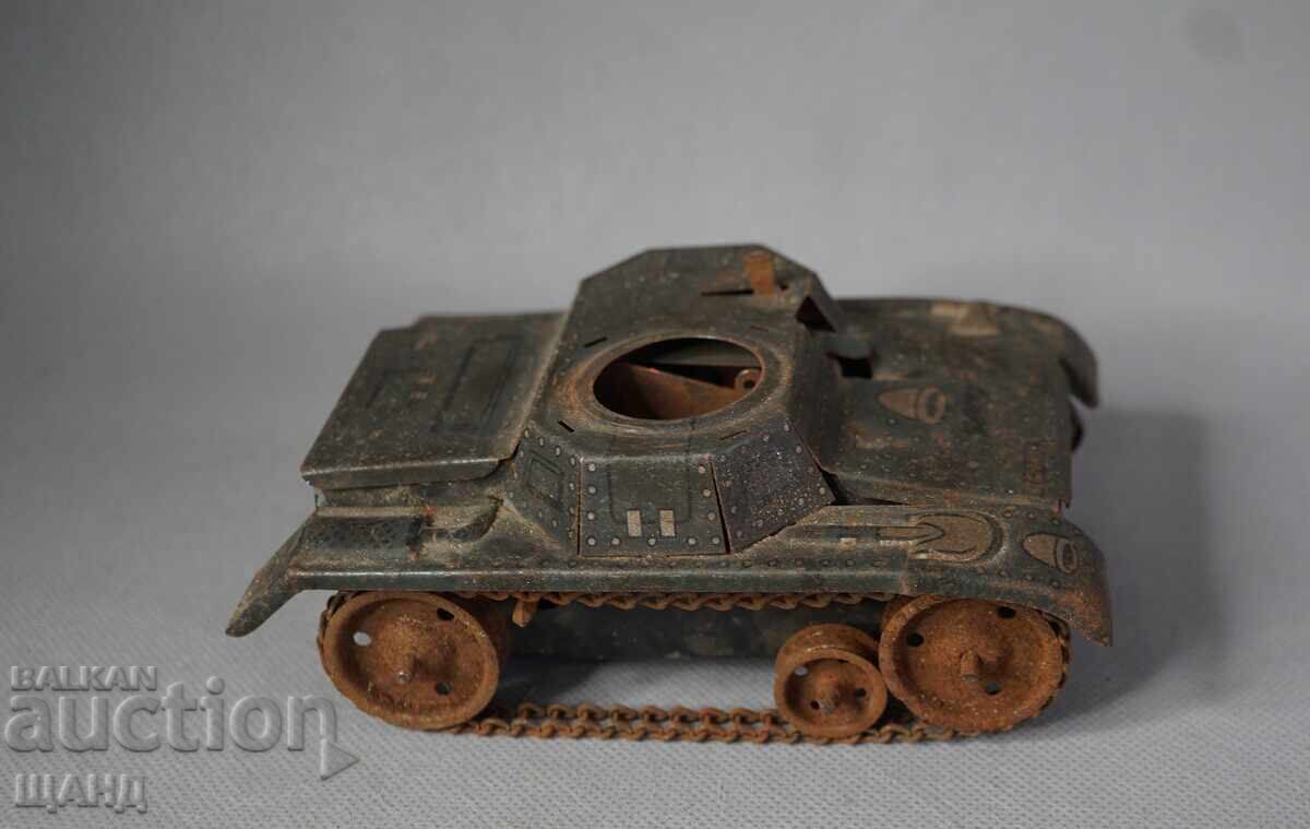 Стара Немска метална механична играчка модел танк
