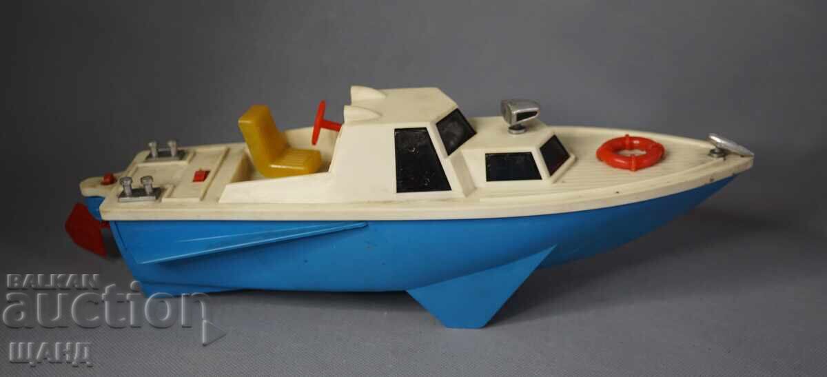 Jucărie de plastic veche rusească model barcă cu motor cu preț € 8.25 | 16.14 BGN Jucărie de plastic veche rusească model barcă cu motor cu preț € 8.25 | 16.14 BGN