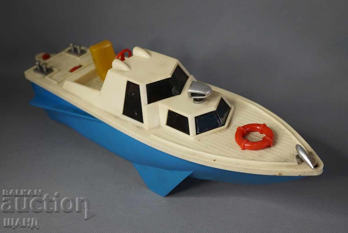 Licitație Jucărie de plastic veche rusească model barcă cu motor Licitație Jucărie de plastic veche rusească model barcă cu motor