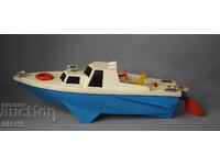 Παλιό Ρωσικό πλαστικό παιχνίδι μοντέλο πλοίου βάρκας