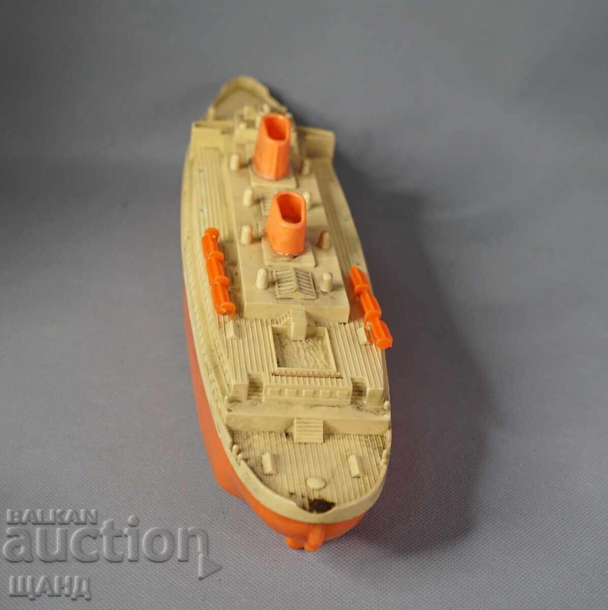 Παράδοση Παλιό Γερμανικό πλαστικό παιχνίδι μοντέλο βάρκας πλοίου καϊκι Παράδοση Παλιό Γερμανικό πλαστικό παιχνίδι μοντέλο βάρκας πλοίου καϊκι