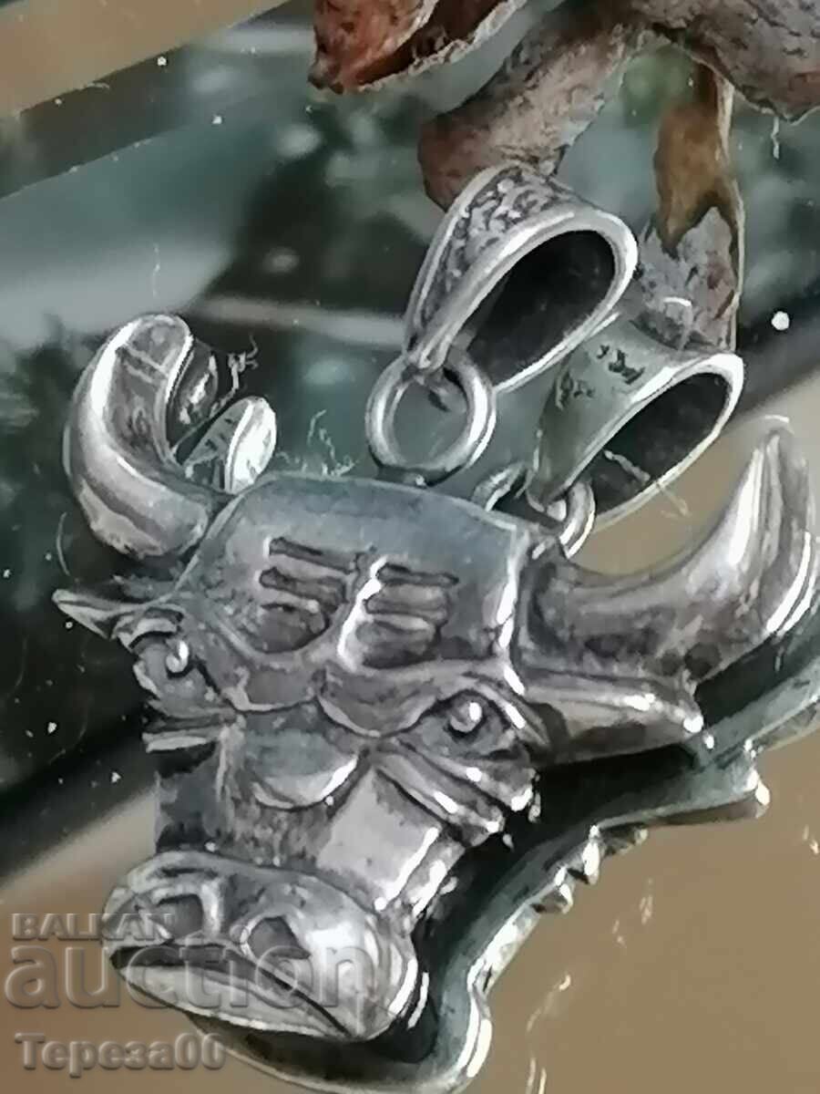 Παράδοση Ογκώδες ασημένιο μενταγιόν Παράδοση Ογκώδες ασημένιο μενταγιόν