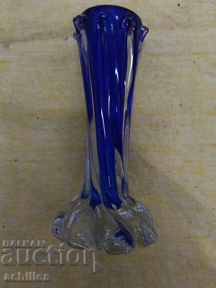 Красива синя ваза