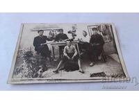 Снимка Ловечъ Младежи и момче с черно куче на маса 1932