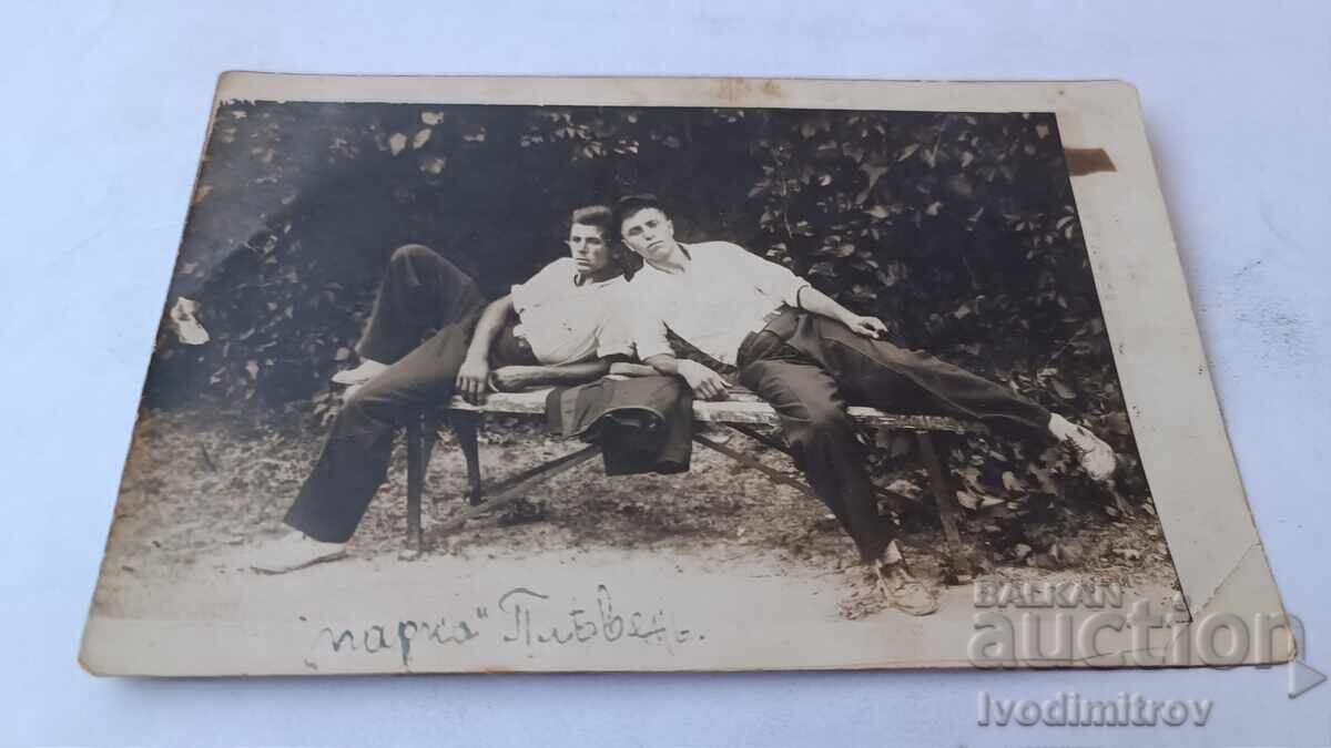 Снимка Плевенъ Двама младежи на пейка в парка Снимка Плевенъ Двама младежи на пейка в парка