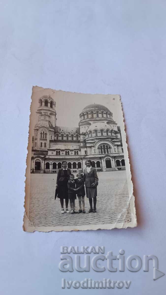 С-ка София Две жени момче и момиче пред черквата Ал. Невски