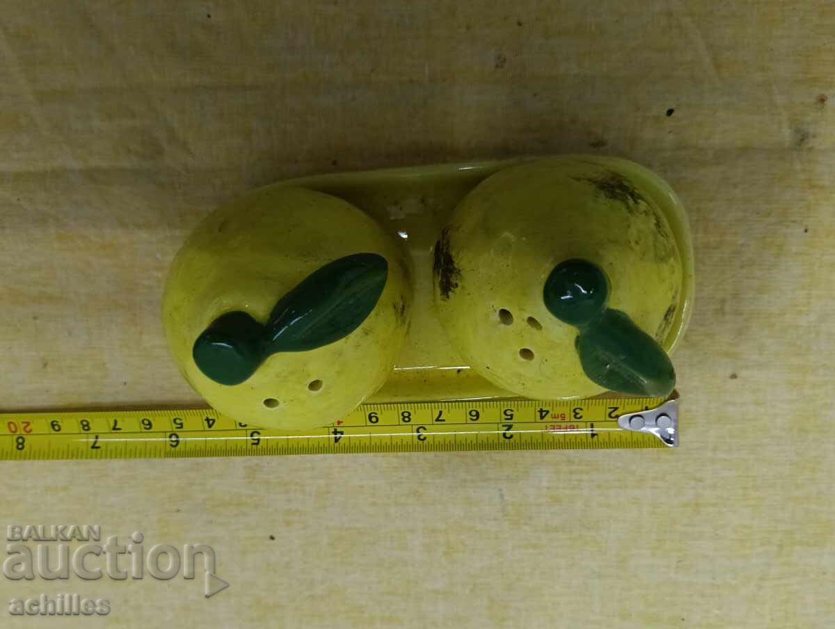 Auction  Porcelain salt shakers