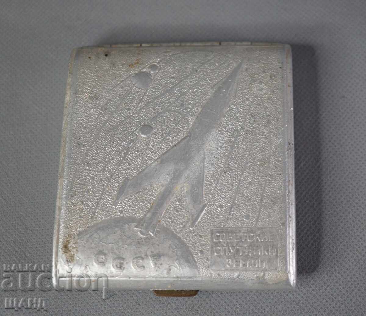 Veche tabacheră rusească cosmos rachetă satelit pământ