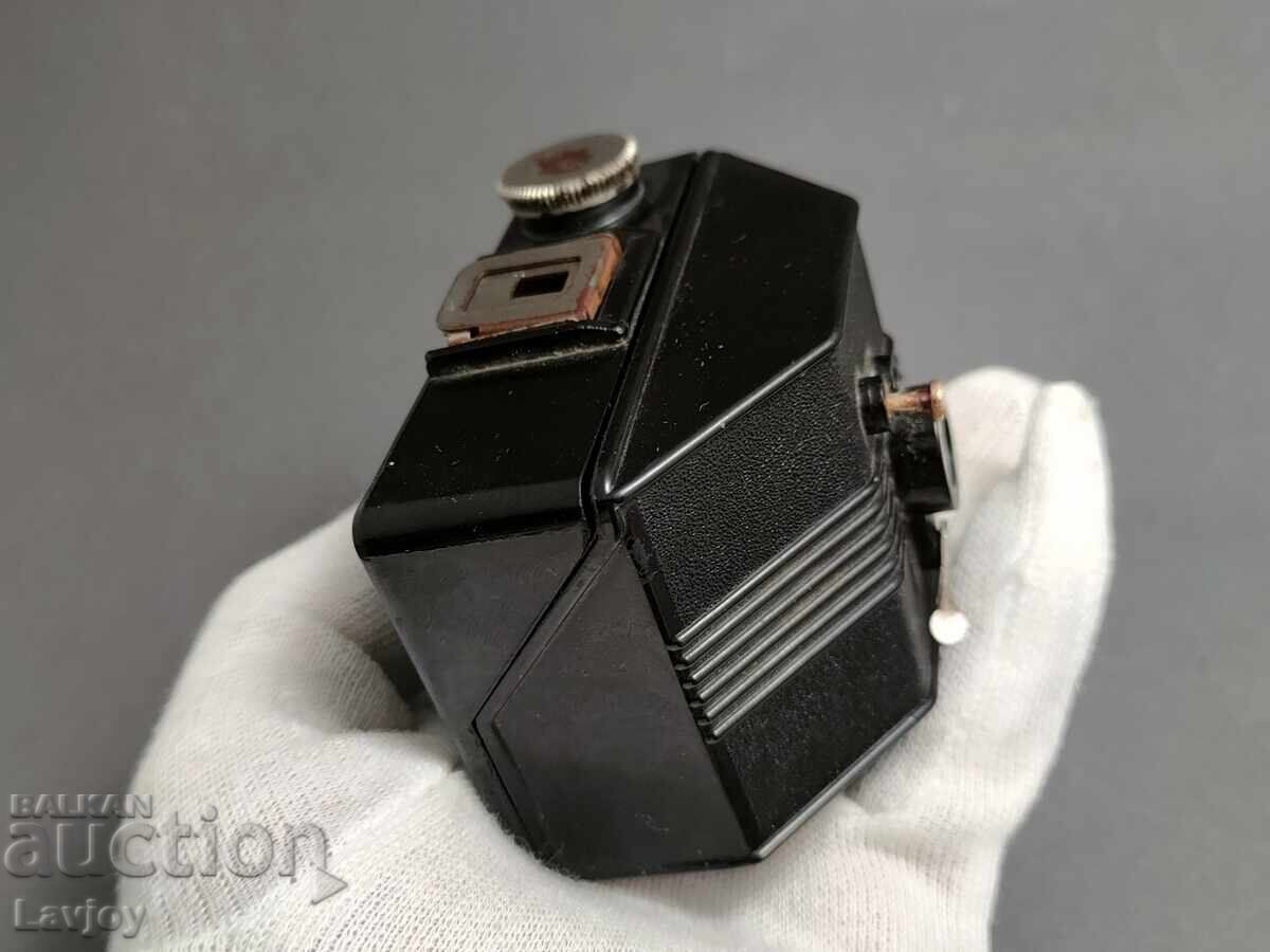 Aparat foto mic spion, aparat foto din bachelită Dici cu preț € 51.00 | 99.75 BGN Aparat foto mic spion, aparat foto din bachelită Dici cu preț € 51.00 | 99.75 BGN