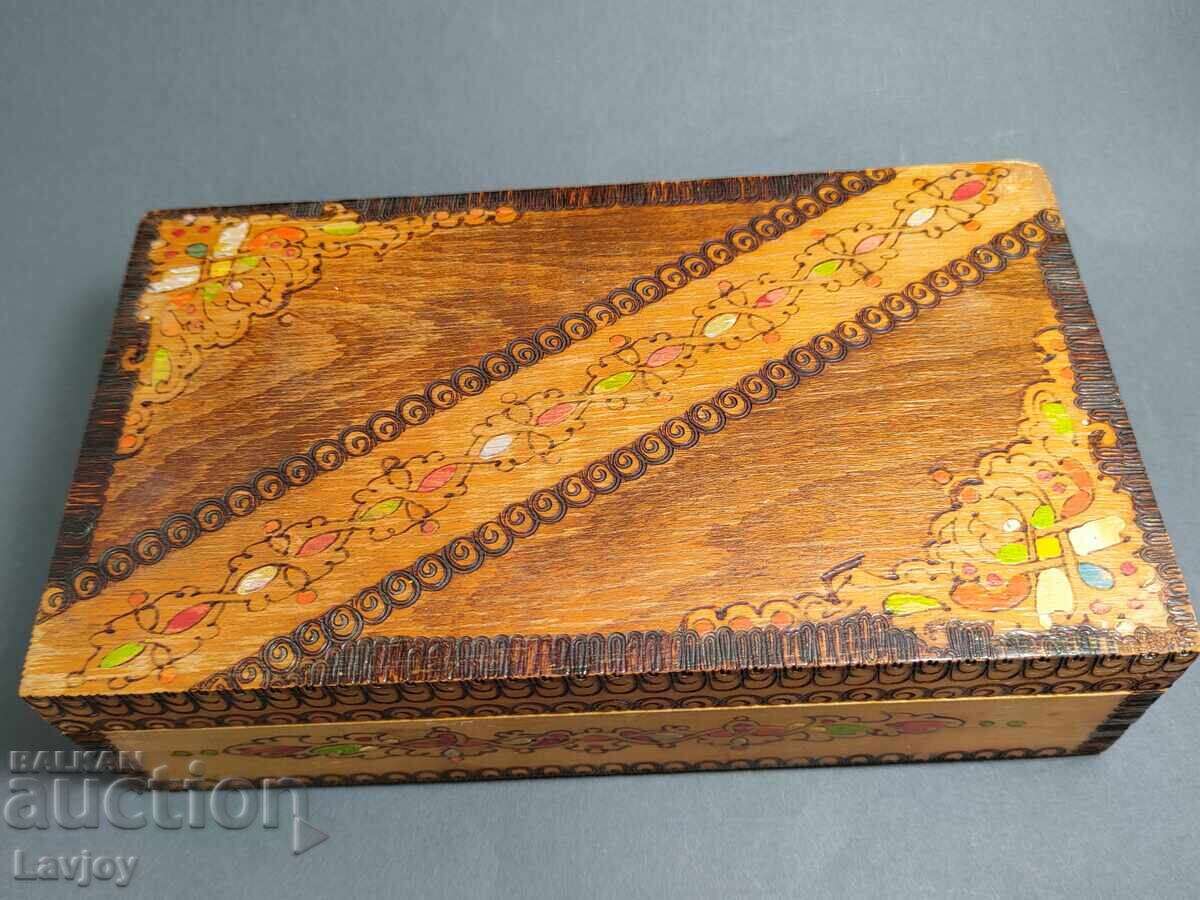 Cutie de lemn veche pirogravată cu preț € 10.00 | 19.56 BGN Cutie de lemn veche pirogravată cu preț € 10.00 | 19.56 BGN
