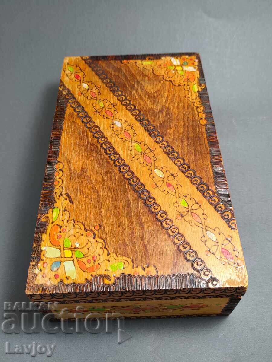 Licitație Cutie de lemn veche pirogravată Licitație Cutie de lemn veche pirogravată