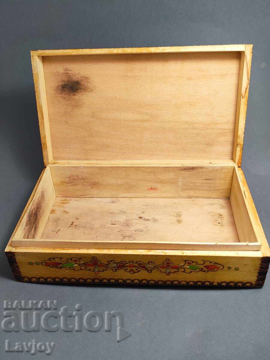 Livrarea Cutie de lemn veche pirogravată Livrarea Cutie de lemn veche pirogravată