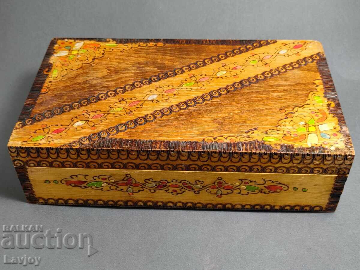 Cutie de lemn veche pirogravată Cutie de lemn veche pirogravată