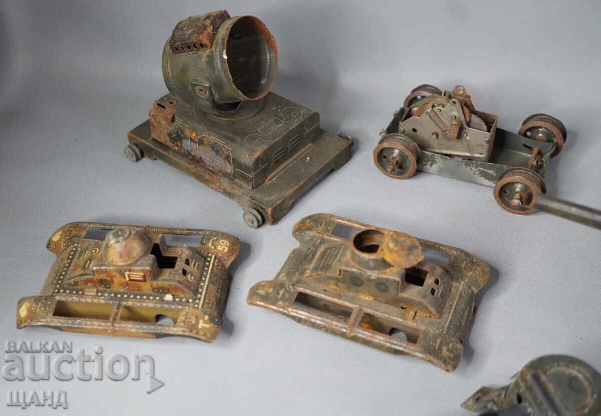 Лот части за Стара Немска метална механична играчка танк фар с цена € 20.40 | 39.90 лв.