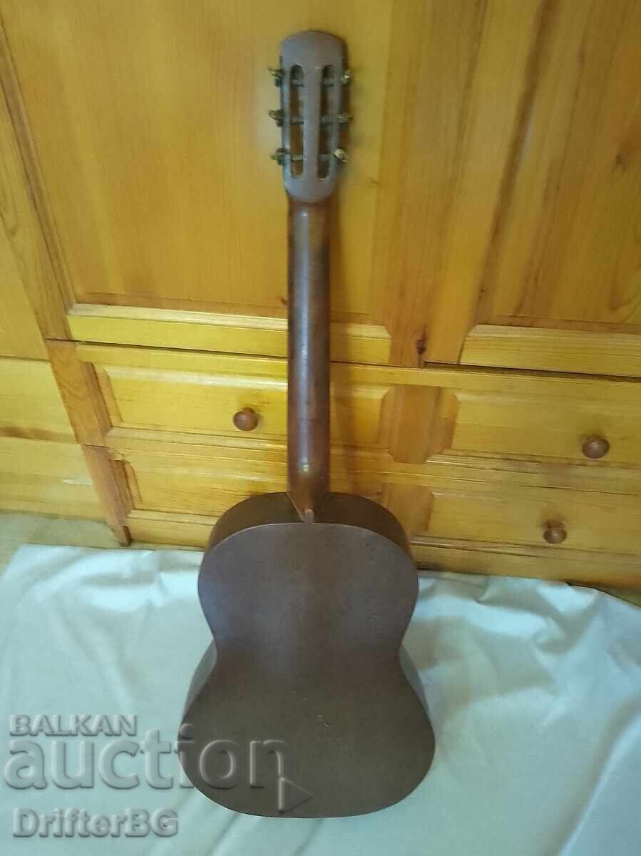 Стара китара „Beethoven“ с цена € 50.00 | 97.79 лв.