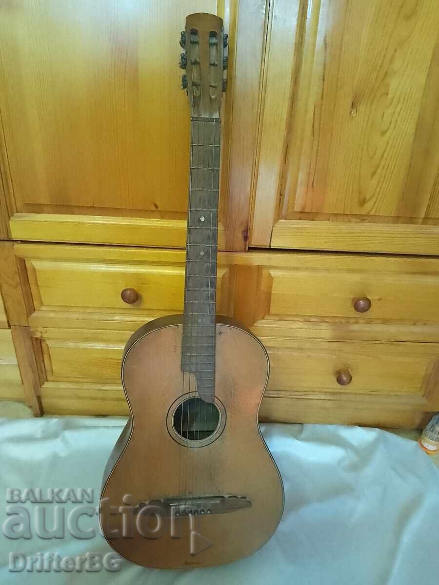 Стара китара „Beethoven“