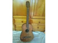 Стара китара „Beethoven“