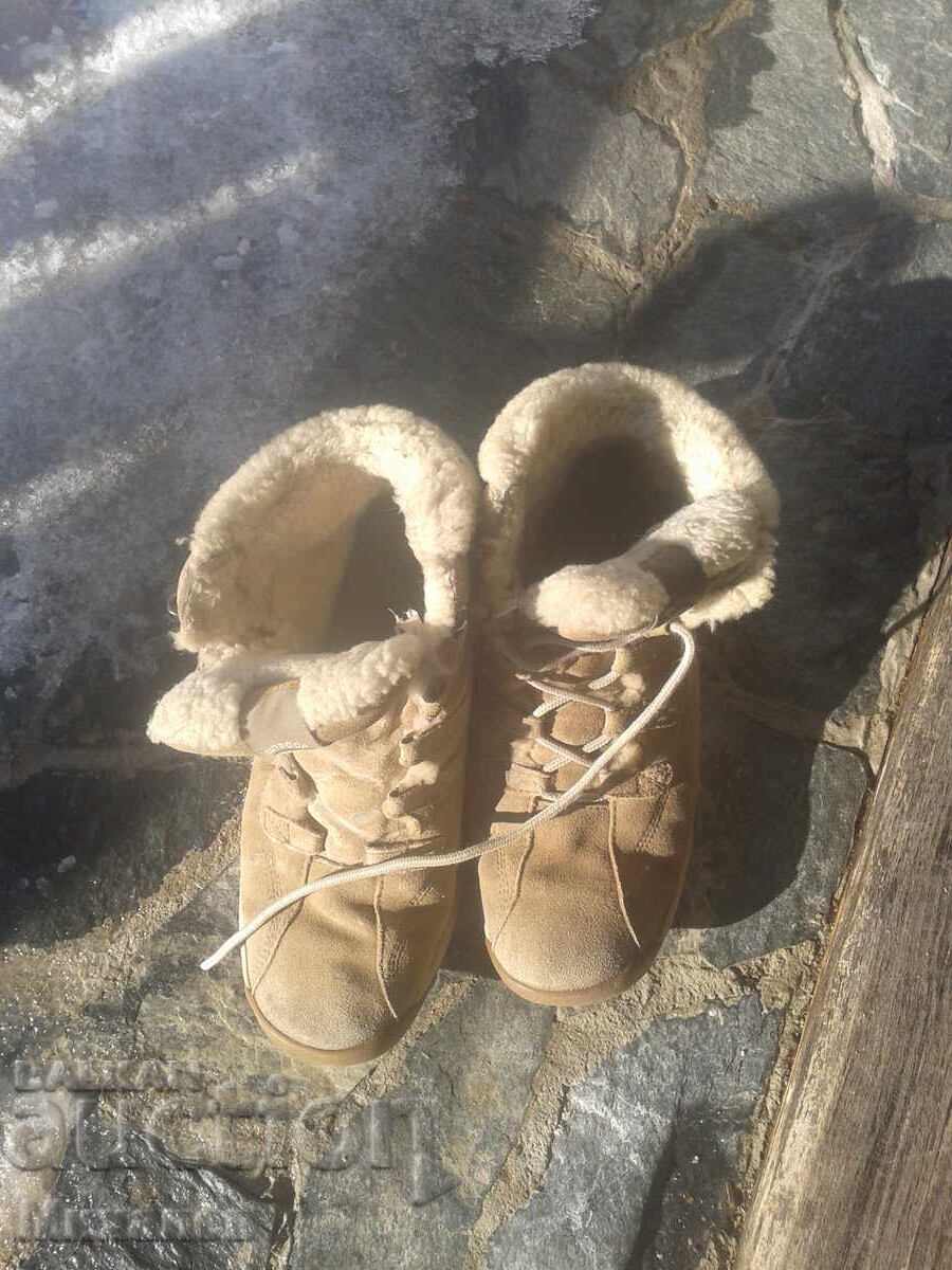 топли зимни боти номер около 41