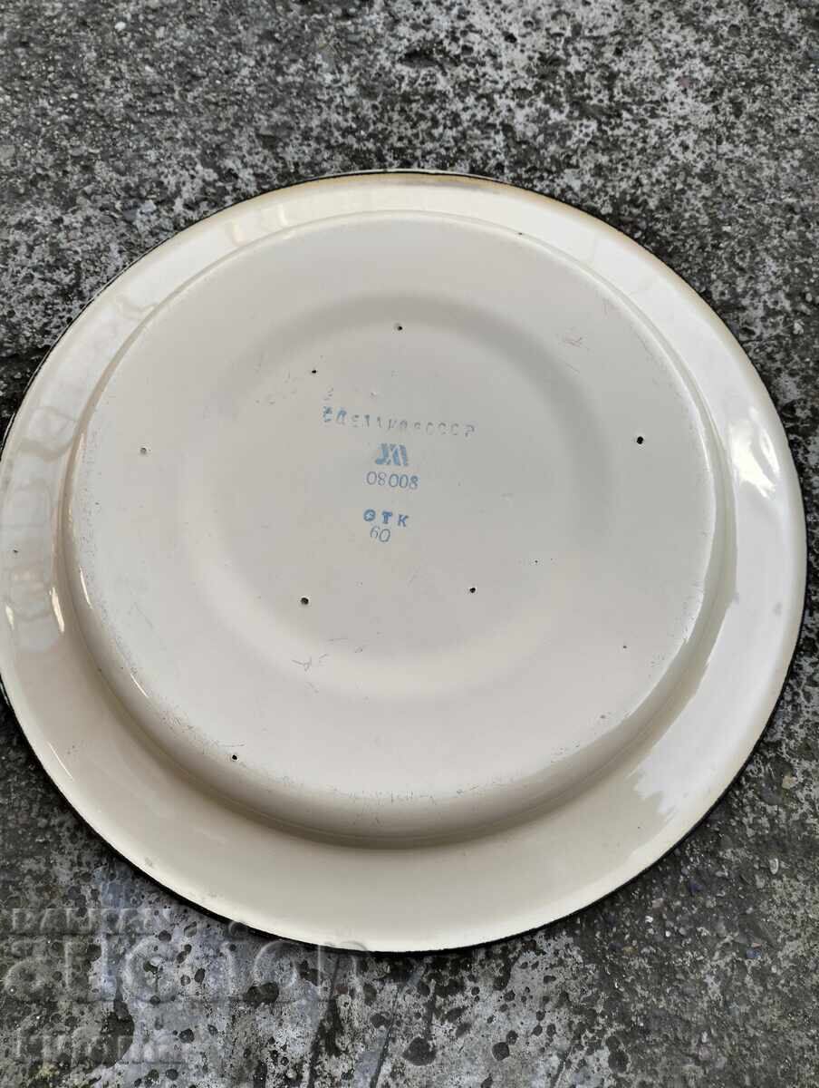 Доставка на Емайлирана чиния