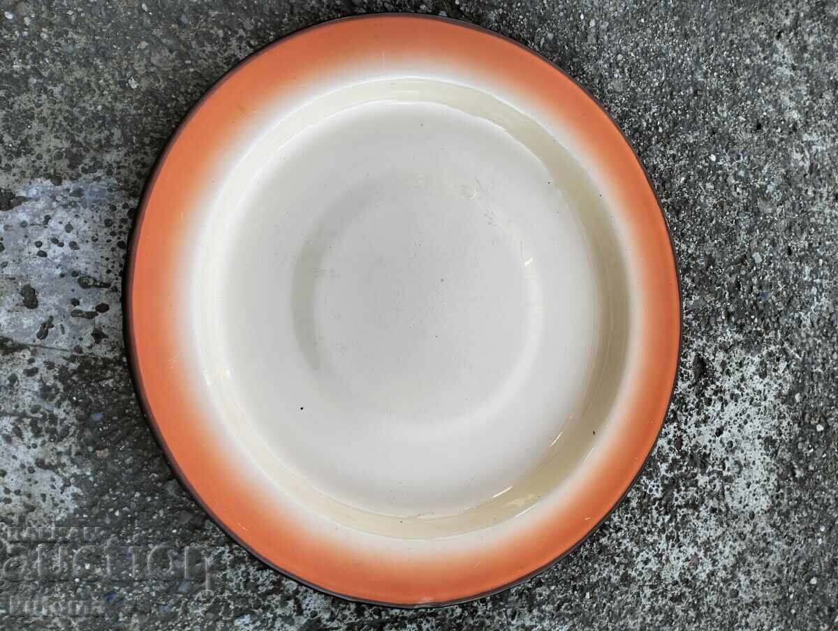 Емайлирана чиния