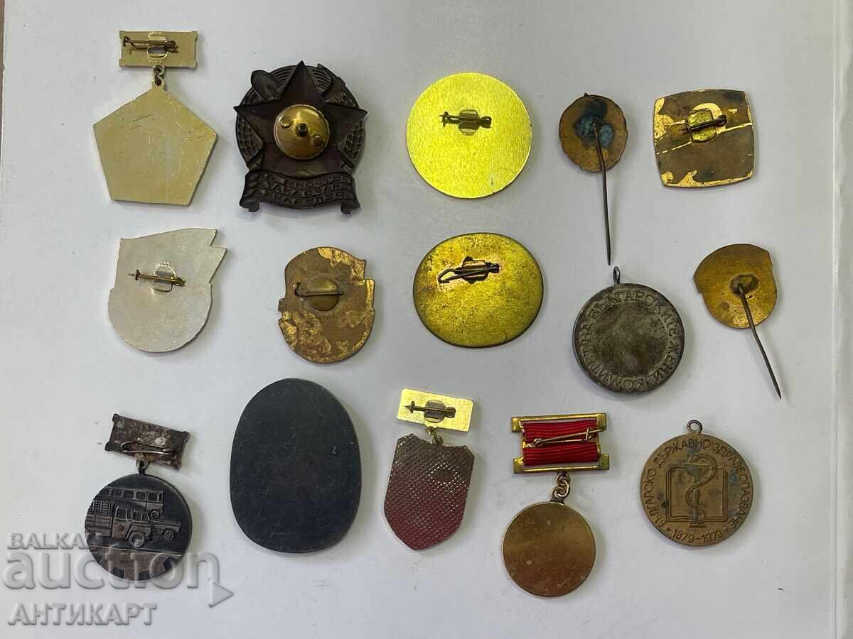 Аукцион 15 броя български комунистически медали и знаци