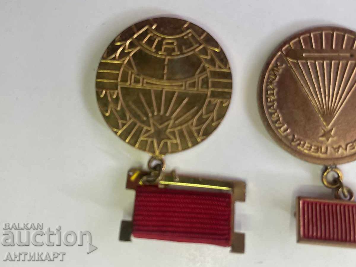 16 броя български комунистически медали и знаци с цена € 19.00 | 37.16 лв.
