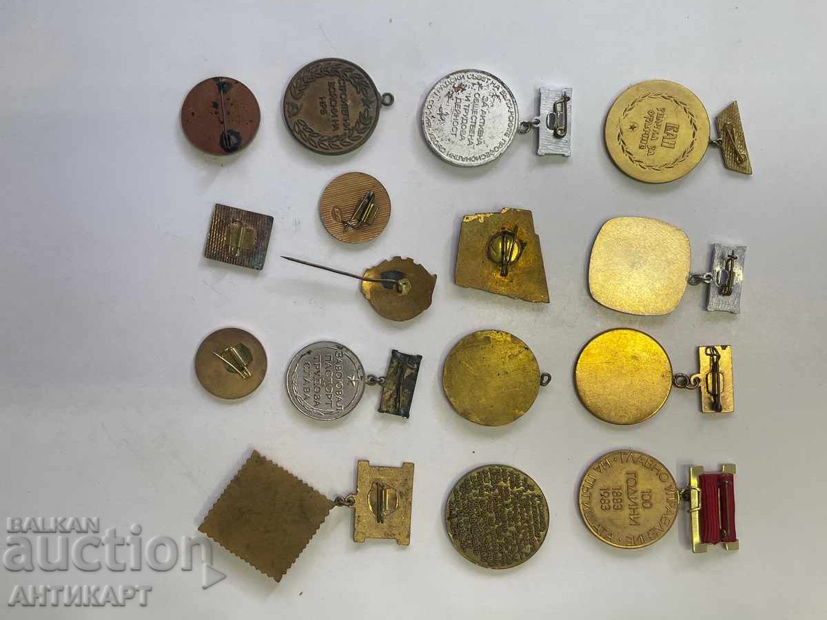 Аукцион 16 броя български комунистически медали и знаци