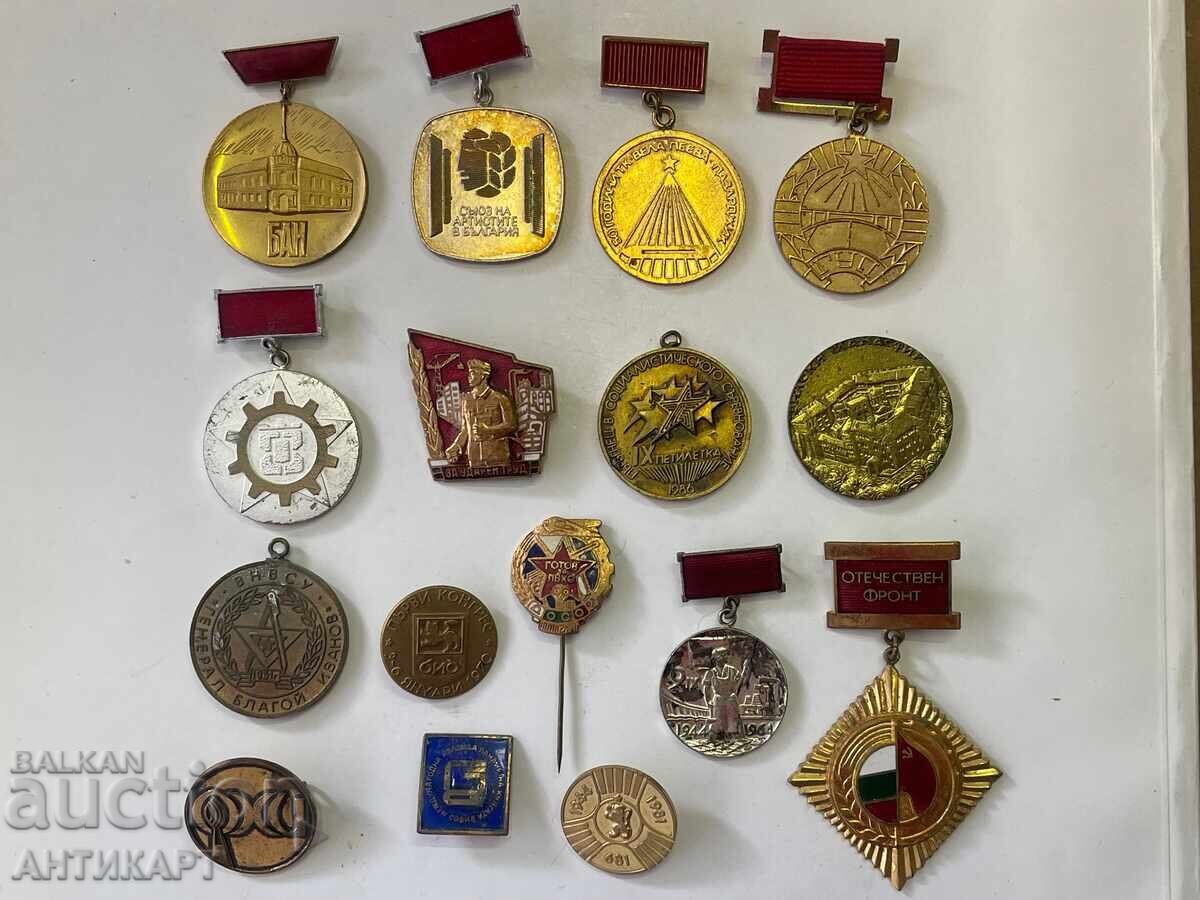 16 броя български комунистически медали и знаци