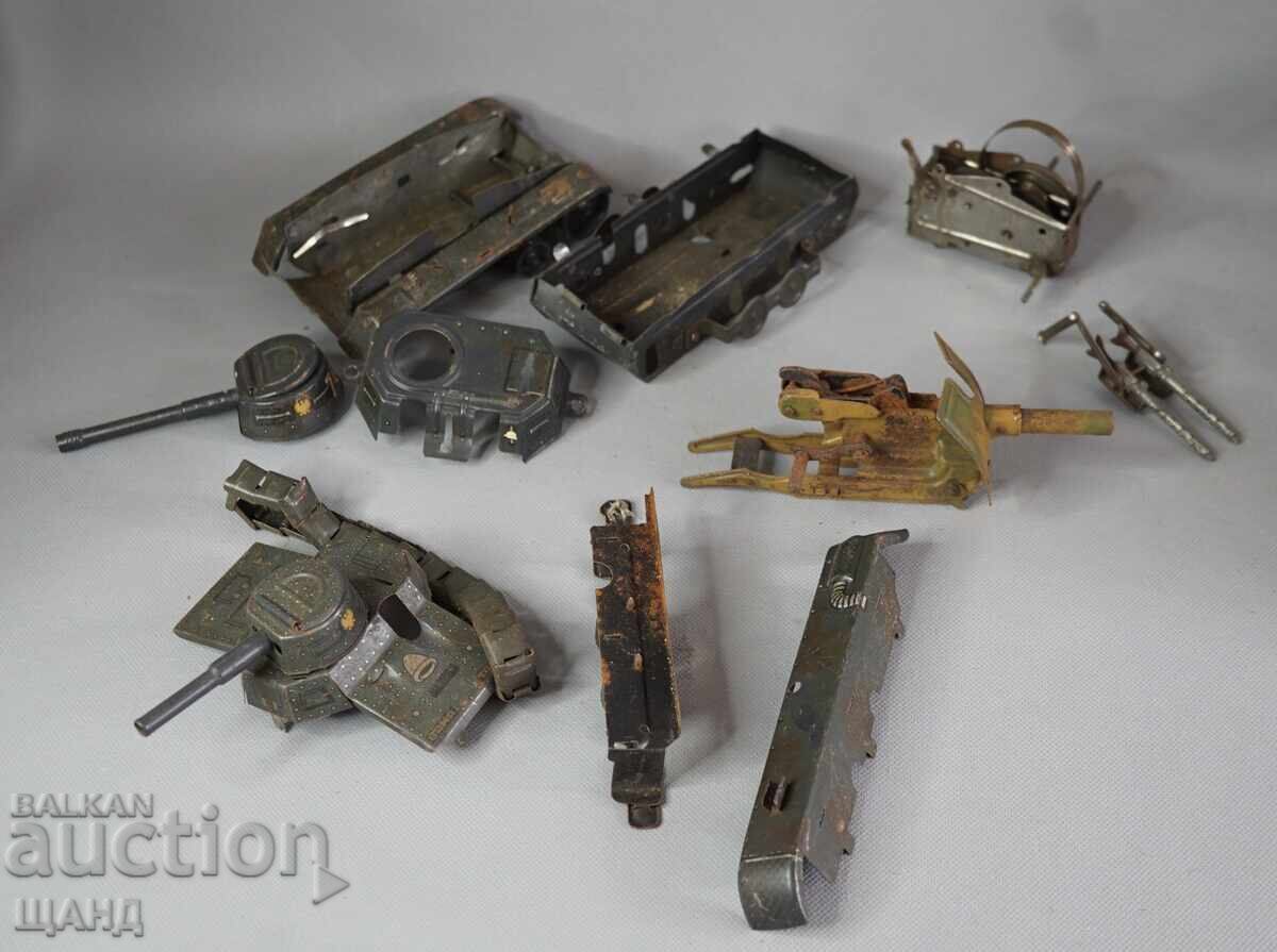 Лот части Стара Немска метална механична играчка танк оръдие с цена € 20.40 | 39.90 лв. Лот части Стара Немска метална механична играчка танк оръдие с цена € 20.40 | 39.90 лв.