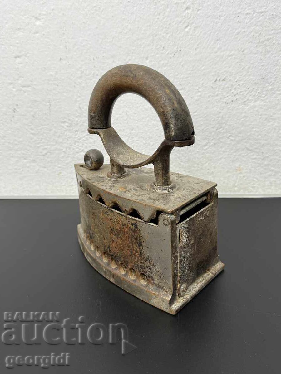 Licitație Fier de călcat din fontă pe jar / cărbuni. №7820 Licitație Fier de călcat din fontă pe jar / cărbuni. №7820