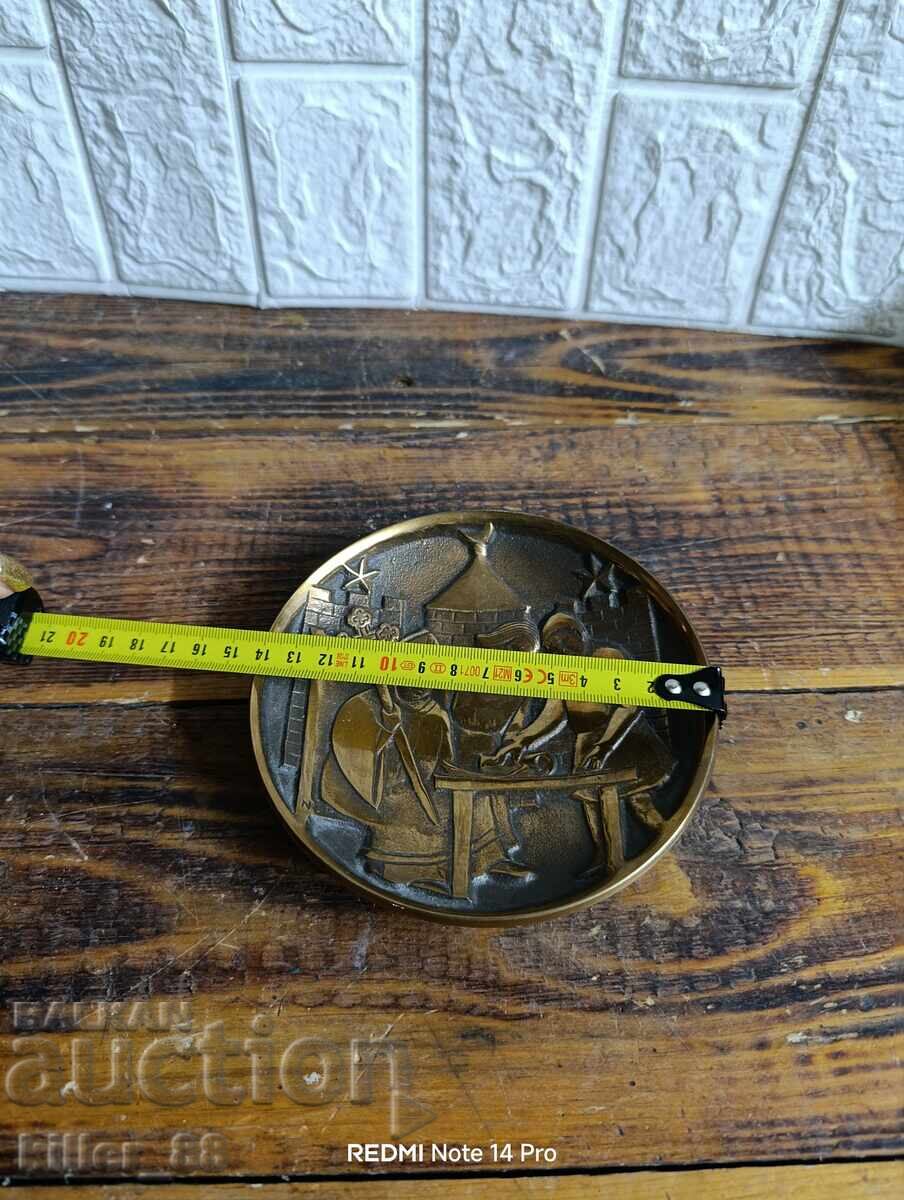 Аукцион Декоративна бронзова чиния с църковен мотив