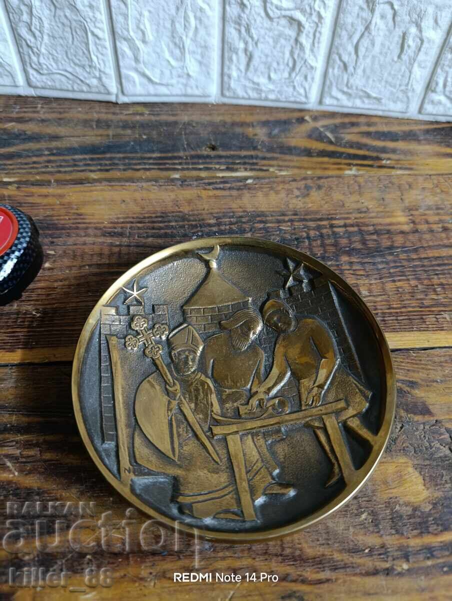 Декоративна бронзова чиния с църковен мотив