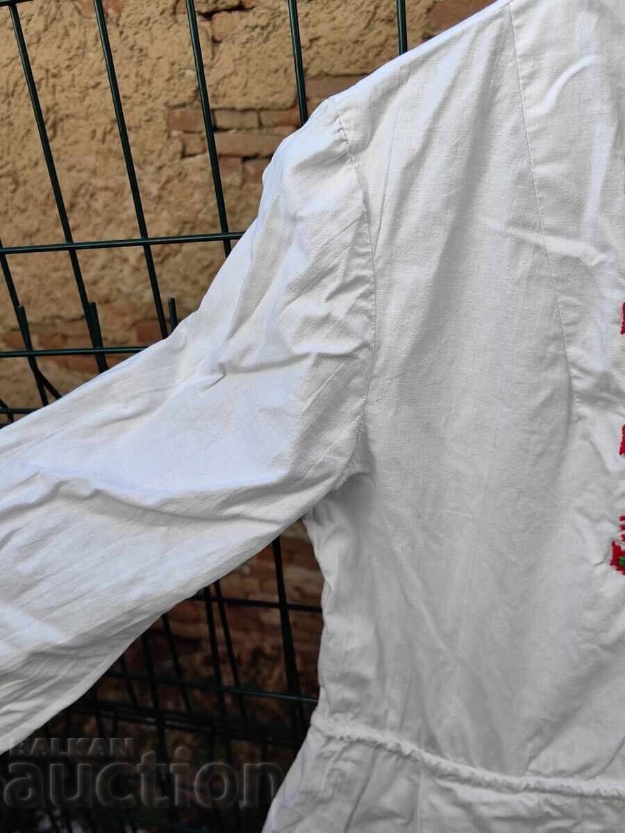 Доставка на ЖЕНСКА РИЗА НОСИЯ БОГАТА БРОДЕРИЯ ДАНТЕЛА