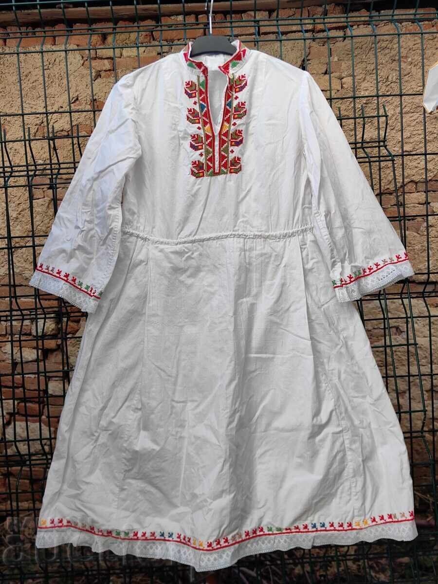 ЖЕНСКА РИЗА НОСИЯ БОГАТА БРОДЕРИЯ ДАНТЕЛА