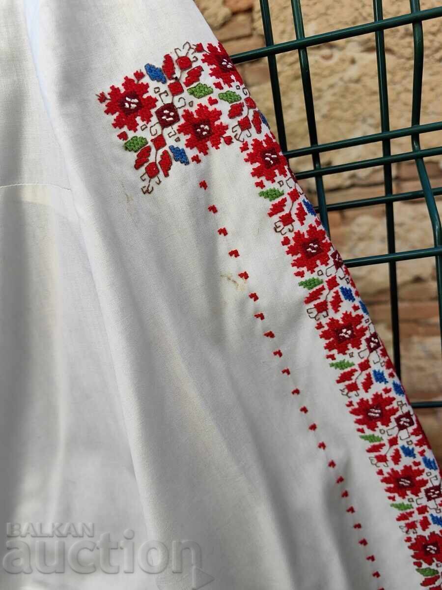 Γυναικεία παραδοσιακή πουκαμίσα με πλούσια κεντήματα με τιμή € 25.00 | 48.90 BGN