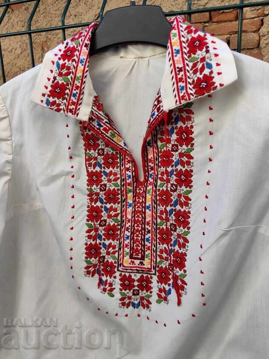 Δημοπρασία Γυναικεία παραδοσιακή πουκαμίσα με πλούσια κεντήματα