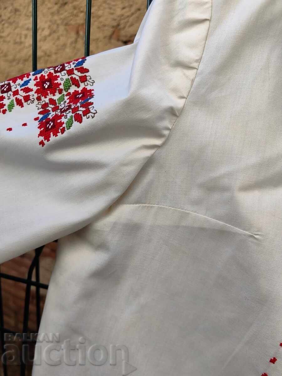 Παράδοση Γυναικεία παραδοσιακή πουκαμίσα με πλούσια κεντήματα