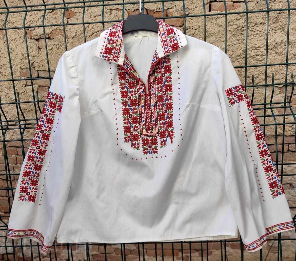 Γυναικεία παραδοσιακή πουκαμίσα με πλούσια κεντήματα