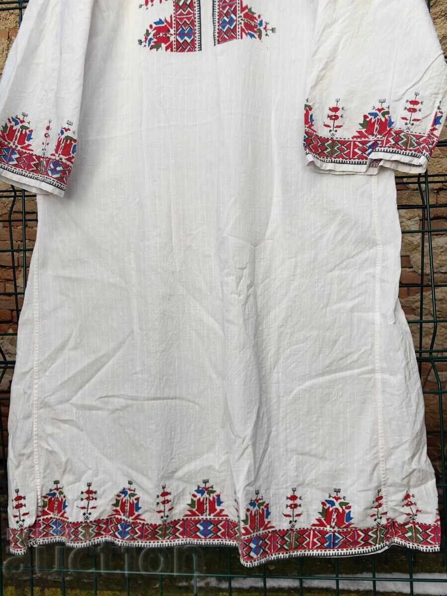 CĂMAȘĂ PORT POPULAR, BRODERIILE SUNT IMPRIMATE cu preț € 19.00 | 37.16 BGN CĂMAȘĂ PORT POPULAR, BRODERIILE SUNT IMPRIMATE cu preț € 19.00 | 37.16 BGN