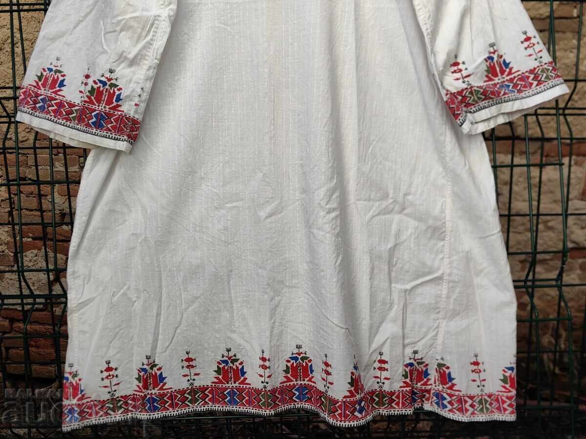 CĂMAȘĂ PORT POPULAR, BRODERIILE SUNT IMPRIMATE cu preț € 19.00 | 37.16 BGN CĂMAȘĂ PORT POPULAR, BRODERIILE SUNT IMPRIMATE cu preț € 19.00 | 37.16 BGN