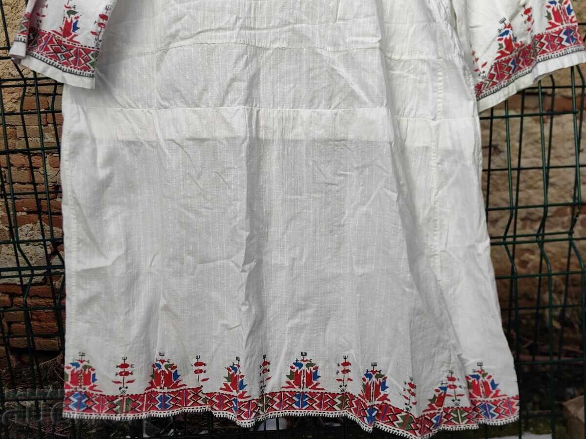 CĂMAȘĂ PORT POPULAR, BRODERIA ESTE IMPRIMATĂ, STRÂMTĂ ÎN ANUMITE LOCURI cu preț € 12.00 | 23.47 BGN CĂMAȘĂ PORT POPULAR, BRODERIA ESTE IMPRIMATĂ, STRÂMTĂ ÎN ANUMITE LOCURI cu preț € 12.00 | 23.47 BGN